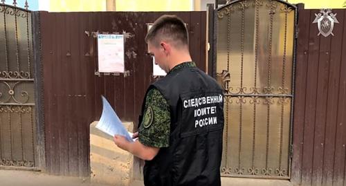 Сотрудник СК у ворот детсад в Астрахани Фото: кадр видео Punkt Astrakhan
https://www.youtube.com/watch?time_continue=2&v=CwcRpmQW7K0 Сотрудник СК у ворот детсад в Астрахани Фото: кадр видео Punkt Astrakhan
https://www.youtube.com/watch?time_continue=2&v=CwcRpmQW7K0