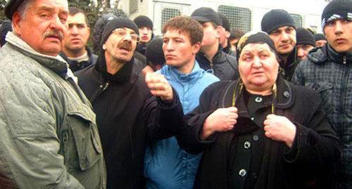 Митинг в Черкесске после убийства Аслана Жукова. Фото: www.elot.ru Митинг в Черкесске после убийства Аслана Жукова. Фото: www.elot.ru