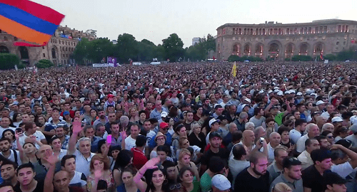 Участники митинга в Ереване 17 августа 2018 года. Кадр видео https://www.facebook.com/nikol.pashinyan/videos/249764159196556/ Участники митинга в Ереване 17 августа 2018 года. Кадр видео https://www.facebook.com/nikol.pashinyan/videos/249764159196556/