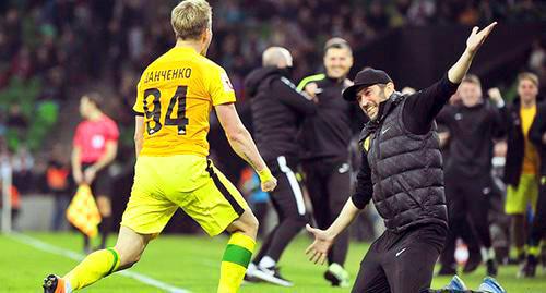 Игроки "Анжи". Фото http://www.fc-anji.ru/news/ru/club_news/samie_jarkie_foto_sezona300518/ Игроки "Анжи". Фото http://www.fc-anji.ru/news/ru/club_news/samie_jarkie_foto_sezona300518/