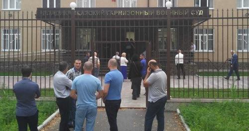 У здания Владикавказского гарнизонного военного суда в день заседания по делу Албегова и Сланова. 17 августа 2018 года. Фото Алана Цхурбаева для "Кавказского узла" У здания Владикавказского гарнизонного военного суда в день заседания по делу Албегова и Сланова. 17 августа 2018 года. Фото Алана Цхурбаева для "Кавказского узла"