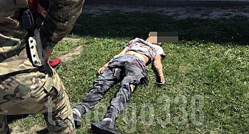 Погибший после атаки на силовиков в Грозном. Фото: Скриншот cообщения hello_grozny https://www.instagram.com/p/Bmsj7QtBD69/?taken-by=hello_grozny Погибший после атаки на силовиков в Грозном. Фото: Скриншот cообщения hello_grozny https://www.instagram.com/p/Bmsj7QtBD69/?taken-by=hello_grozny