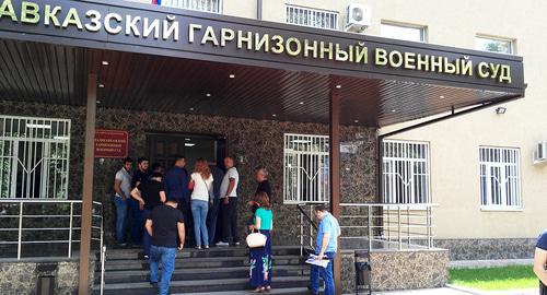 Люди, пришедшие поддержать Албегова и Сланова, у здания Владикавказского гарнизонного суда. 22 августа 2018 года. Фото Алана Цхурбаева для "Кавказского узла" Люди, пришедшие поддержать Албегова и Сланова, у здания Владикавказского гарнизонного суда. 22 августа 2018 года. Фото Алана Цхурбаева для "Кавказского узла"