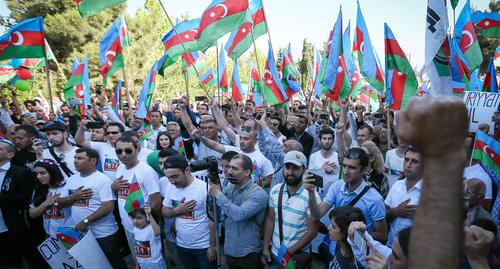 Участники митинга у памятника Расулзаде в поселке Новханы. Фото Азиза Каримова для "Кавказского узла" Участники митинга у памятника Расулзаде в поселке Новханы. Фото Азиза Каримова для "Кавказского узла"