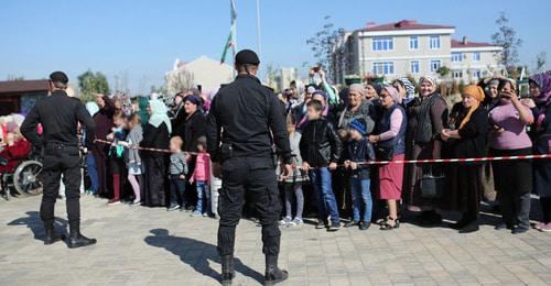 Сотрудники правоохранительных органов на улицах Грозного следят за порядком. Фото: Radio Marsho (RFE/RL) Сотрудники правоохранительных органов на улицах Грозного следят за порядком. Фото: Radio Marsho (RFE/RL)
