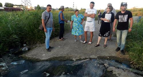 Жители Краснооктябрьского района Волгограда на сходе. 26 августа 2018 года. Фото Татьяны Филимоновой для "Кавказского узла" Жители Краснооктябрьского района Волгограда на сходе. 26 августа 2018 года. Фото Татьяны Филимоновой для "Кавказского узла"