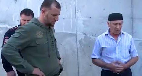 Речь с проклятиями бывшего заместителя мэра города Шали Рамзана Мусаева (справа) над телом убитого сына в присутствии замглавы МВД Чечни. Кадр из видео пользователя НОВОСТИ КАК ЕСТЬ
https://www.youtube.com/watch?time_continue=1&v=QjaoUkCZti8 Речь с проклятиями бывшего заместителя мэра города Шали Рамзана Мусаева (справа) над телом убитого сына в присутствии замглавы МВД Чечни. Кадр из видео пользователя НОВОСТИ КАК ЕСТЬ
https://www.youtube.com/watch?time_continue=1&v=QjaoUkCZti8