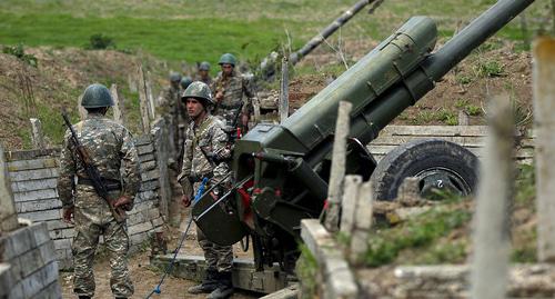 Fрмянские солдаты стоят рядом с орудием на артиллерийских постах. Фото REUTERS / Staff Fрмянские солдаты стоят рядом с орудием на артиллерийских постах. Фото REUTERS / Staff