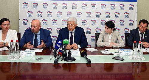 Депутаты после внесения законопроекта о сохранении региональных льгот по оплате коммунальных услуг и транспортного налога для людей предпенсионного возраста в парламент Дагестана. Фото Пресс-служба парламена Дагестана Депутаты после внесения законопроекта о сохранении региональных льгот по оплате коммунальных услуг и транспортного налога для людей предпенсионного возраста в парламент Дагестана. Фото Пресс-служба парламена Дагестана