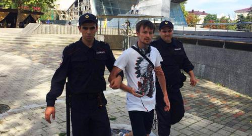 Задержание возле кинотеатра "Аврора" в Краснодаре. 9 сентября 2018 года. Фото Анны Грицевич для "Кавказского узла" Задержание возле кинотеатра "Аврора" в Краснодаре. 9 сентября 2018 года. Фото Анны Грицевич для "Кавказского узла"
