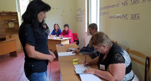 Избирательница на участке в Нагорном Карабахе. Фото Алвард Григорян для "Кавказского узла". Избирательница на участке в Нагорном Карабахе. Фото Алвард Григорян для "Кавказского узла".