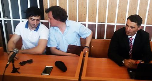 Альберт Хамхоев (слева) на заседании суда. Фото: Умар Йовлой для "Кавказского узла" Альберт Хамхоев (слева) на заседании суда. Фото: Умар Йовлой для "Кавказского узла"