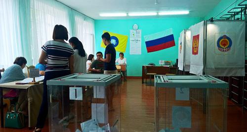 Члены избирательной комиссии подсчитывают голоса на выборах в Калмыкии. Фото: Бадма Бюрчиев для "Кавказского узла". Члены избирательной комиссии подсчитывают голоса на выборах в Калмыкии. Фото: Бадма Бюрчиев для "Кавказского узла".