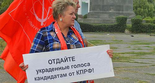 Участница пикета КПРФ в Волгограде. 12 сентября 2018 г. Фото Татьяны Филимоновой для "Кавказского узла" Участница пикета КПРФ в Волгограде. 12 сентября 2018 г. Фото Татьяны Филимоновой для "Кавказского узла"
