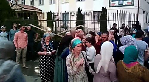 Люди у здания суда. Фото: кадр видео, поступившего "Кавказскому узлу". Люди у здания суда. Фото: кадр видео, поступившего "Кавказскому узлу".