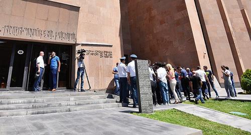 Мэрия Еревана. Фото © Sputnik / Aram Nersesyan
https://ru.armeniasputnik.am/politics/20180829/14142925/syurpriz-ot-partii-pashinyana-ili-politicheskij-rasklad-sil-pered-vyborami-v-yerevan.html Мэрия Еревана. Фото © Sputnik / Aram Nersesyan
https://ru.armeniasputnik.am/politics/20180829/14142925/syurpriz-ot-partii-pashinyana-ili-politicheskij-rasklad-sil-pered-vyborami-v-yerevan.html
