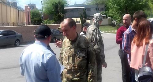 Пикет в поддержку Тмура Тимхоева у следственный изолятор Харькова. Фото RFE/RL Пикет в поддержку Тмура Тимхоева у следственный изолятор Харькова. Фото RFE/RL