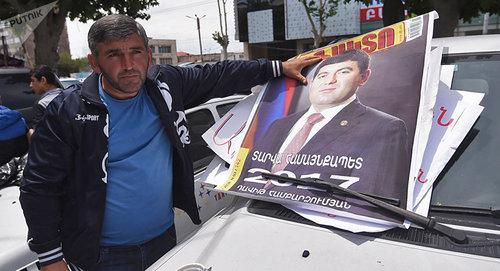 Сторонник мэра Масиса Давида Амбарцумяна бойкотирует суд администрантивных районов Кентрон и Норк-Мараш. Фото © Sputnik / Aram Nersesyan
Читать далее: https://ru.armeniasputnik.am/politics/20180706/13088649/mehr-masisa-david-ambarcumyan-arestovan.html Сторонник мэра Масиса Давида Амбарцумяна бойкотирует суд администрантивных районов Кентрон и Норк-Мараш. Фото © Sputnik / Aram Nersesyan
Читать далее: https://ru.armeniasputnik.am/politics/20180706/13088649/mehr-masisa-david-ambarcumyan-arestovan.html