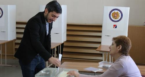 Избиратель голосует на выборах Совета старейшин Еревана. 23 сентября 2018 год. Фото Тиграна Петросяна для "Кавказского узла". Избиратель голосует на выборах Совета старейшин Еревана. 23 сентября 2018 год. Фото Тиграна Петросяна для "Кавказского узла".