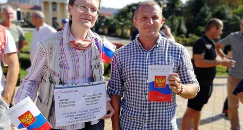 Митинг в Сочи организованный "Левым фронтом", который поддержали "Яблоко", "Экологическая вахта по Северному Кавказу" и ряд общественных организаций. Фото Светланы Кравченко для "Кавказскогоузла" Митинг в Сочи организованный "Левым фронтом", который поддержали "Яблоко", "Экологическая вахта по Северному Кавказу" и ряд общественных организаций. Фото Светланы Кравченко для "Кавказскогоузла"