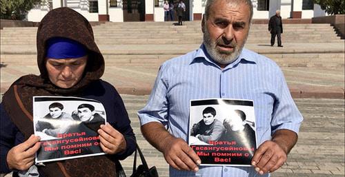 Родственники убитых братьев Гасангусеновых проводят акцию на центральной площади Махачкалы. 24 сентября 2018 г. Фото Патимат Махмудовой для "Кавказского узла"
Родственники убитых братьев Гасангусеновых проводят акцию на центральной площади Махачкалы. 24 сентября 2018 г. Фото Патимат Махмудовой для "Кавказского узла"