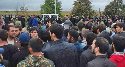 Участники митинга в Магасе. 26 сентября 2018 г. Фото: Умар Йовлой для "Кавказского узла" Участники митинга в Магасе. 26 сентября 2018 г. Фото: Умар Йовлой для "Кавказского узла"