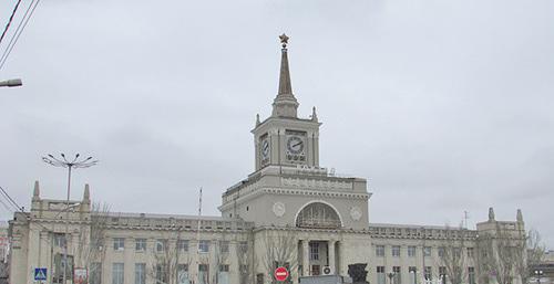 Часы на здании железнодорожного вокзала в Волгограде. Фото Вячеслава Ященко для "Кавказского узла" Часы на здании железнодорожного вокзала в Волгограде. Фото Вячеслава Ященко для "Кавказского узла"