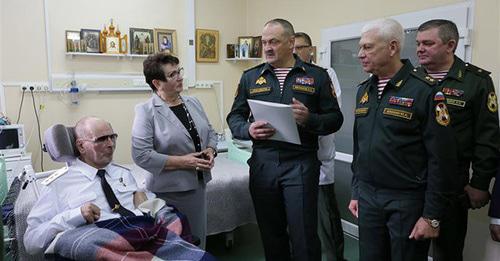 Поздравление с 70-летием бывшего командующего внутренними войсками в Чечне генерала Анатолия Романова (слева). Фото: Федеральная служба войск национальной гвардии РФ http://rosgvard.ru Поздравление с 70-летием бывшего командующего внутренними войсками в Чечне генерала Анатолия Романова (слева). Фото: Федеральная служба войск национальной гвардии РФ http://rosgvard.ru