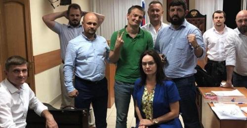 Михаил Беньяш (в центре) и поддержавшие его адвокаты в суде в Краснодаре. Фото: "Голос Кубани", https://golos-kubani.ru/sud-arestoval-advokata-benyasha-na-dva-mesyaca/ Михаил Беньяш (в центре) и поддержавшие его адвокаты в суде в Краснодаре. Фото: "Голос Кубани", https://golos-kubani.ru/sud-arestoval-advokata-benyasha-na-dva-mesyaca/