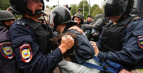 Сотрудники силовых структур во время задержания активистов. Фото: REUTERS/Anton Vaganov Сотрудники силовых структур во время задержания активистов. Фото: REUTERS/Anton Vaganov