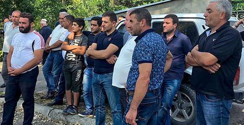 Жители Маралике требуют отставки главы общины Ани. Фото: © Sputnik / Armenuhi Mkhoyan https://ru.armeniasputnik.am/politics/20180824/14064275/ezdit-na-leksuse-s-zarplatoj-v-300-dollarov-volneniya-v-maralike-ugrozy-golodovki.html Жители Маралике требуют отставки главы общины Ани. Фото: © Sputnik / Armenuhi Mkhoyan https://ru.armeniasputnik.am/politics/20180824/14064275/ezdit-na-leksuse-s-zarplatoj-v-300-dollarov-volneniya-v-maralike-ugrozy-golodovki.html