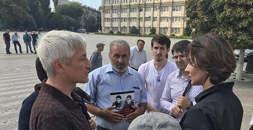 Представители отдела по работе с обращениями администрации главы и правительства Дагестана общаются с Гасангусеновым (в центре). Махачкала, сентябрь 2018 г. Фото Патимат Махмудовой для "Кавказского узла" Представители отдела по работе с обращениями администрации главы и правительства Дагестана общаются с Гасангусеновым (в центре). Махачкала, сентябрь 2018 г. Фото Патимат Махмудовой для "Кавказского узла"