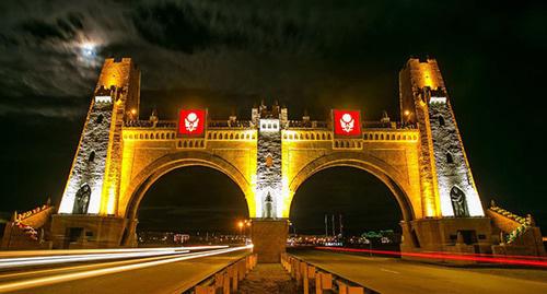 Триумфальные въездные ворота Магаса. Фото: Евгений Шивцов https://ru.wikipedia.org/ Триумфальные въездные ворота Магаса. Фото: Евгений Шивцов https://ru.wikipedia.org/
