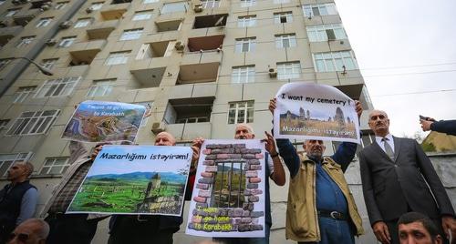 Плакаты участников митинга на тему “Мы хотим в Карабах!" Фото Азиза Кармиова для "Кавказского узла" Плакаты участников митинга на тему “Мы хотим в Карабах!" Фото Азиза Кармиова для "Кавказского узла"
