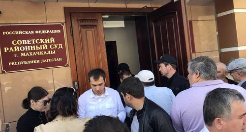 Группа поддержки Мусаева у здания суда. Фото Патимат Махмудовой для "кавказского узла" Группа поддержки Мусаева у здания суда. Фото Патимат Махмудовой для "кавказского узла"