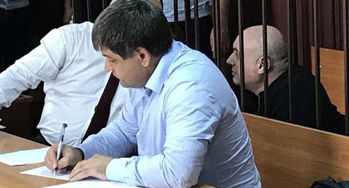 Бывший мэр Махачкалы Муса Мусаев (справа) со своими адвокатами в суде. Фото Патимат Махмудовой для "Кавказского узла" Бывший мэр Махачкалы Муса Мусаев (справа) со своими адвокатами в суде. Фото Патимат Махмудовой для "Кавказского узла"