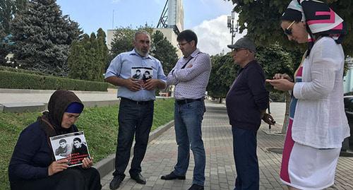 Пикет родителей убитых братьев Гасангусейновых. Махачкала, 25 сентября 2018 г. Фото Патимат Махмудовой для "Кавказского узла" Пикет родителей убитых братьев Гасангусейновых. Махачкала, 25 сентября 2018 г. Фото Патимат Махмудовой для "Кавказского узла"
