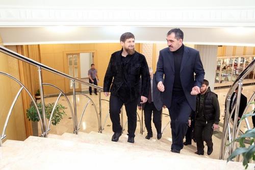 Рамзан Кадыров (слева) и Юнус-Бек Евкуров. Фото http://www.ingushetia.ru/news/v_magase_sostoyalas_vstrecha_yunus_beka_evkurova_i_ramzana_kadyrova/ Рамзан Кадыров (слева) и Юнус-Бек Евкуров. Фото http://www.ingushetia.ru/news/v_magase_sostoyalas_vstrecha_yunus_beka_evkurova_i_ramzana_kadyrova/