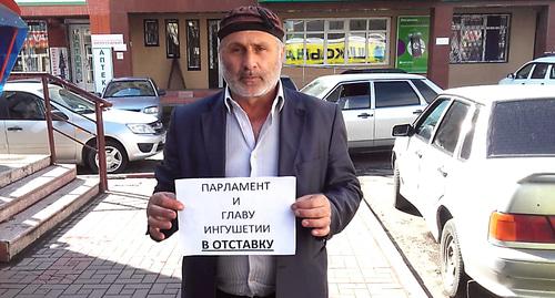 Участник акции за отставку парламента и главы Ингушетии. Фото Умара Йовлоя для "Кавказского узла" Участник акции за отставку парламента и главы Ингушетии. Фото Умара Йовлоя для "Кавказского узла"
