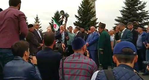 Стихийный митинге в Магасе 04.10.2018. Фото кадр видео Изабелла Евлоева https://www.facebook.com/izabella.evloeva/videos/888098064716982/?hc_ref=ARQWbAQo8SuyJItp6EAgo2JhPGM_Ly9Jue8eOxr-oG062anV5MMEdMcx7xBX9MQrbYw&fref=nf Стихийный митинге в Магасе 04.10.2018. Фото кадр видео Изабелла Евлоева https://www.facebook.com/izabella.evloeva/videos/888098064716982/?hc_ref=ARQWbAQo8SuyJItp6EAgo2JhPGM_Ly9Jue8eOxr-oG062anV5MMEdMcx7xBX9MQrbYw&fref=nf