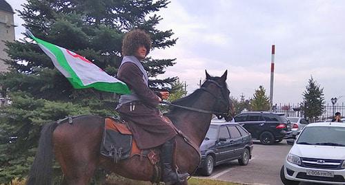 Участник акции протеста с флагом Ингушетии. Фото: Умар Йовлой для "Кавказского узла" Участник акции протеста с флагом Ингушетии. Фото: Умар Йовлой для "Кавказского узла"
