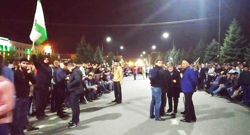 Протестующие на площади в Магасе. 4 октября 2018 года. Фото Изабеллы Евлоевой для "Кавказского узла" Протестующие на площади в Магасе. 4 октября 2018 года. Фото Изабеллы Евлоевой для "Кавказского узла"