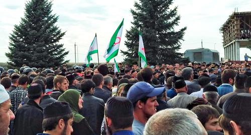 Участники протестов в Ингушетии. Магас, 4 октября 2018 года. Фото: Умар Йовлой для "Кавказского узла" Участники протестов в Ингушетии. Магас, 4 октября 2018 года. Фото: Умар Йовлой для "Кавказского узла"