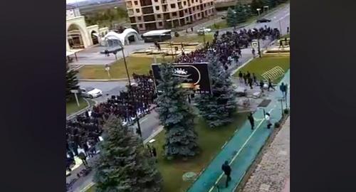 Пятничный намаз, который начался в 12.00 мск на площади в Магасе Фото: кадр видео Изабеллы Евлоевой https://www.facebook.com/izabella.evloeva/videos/888591168001005/ Пятничный намаз, который начался в 12.00 мск на площади в Магасе Фото: кадр видео Изабеллы Евлоевой https://www.facebook.com/izabella.evloeva/videos/888591168001005/