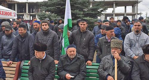 Участники митинга в Магасе. 5 октября 2018 г. Фото: Якуб Гогиев https://www.facebook.com/gogiev.jakob/posts/2121692801375728 Участники митинга в Магасе. 5 октября 2018 г. Фото: Якуб Гогиев https://www.facebook.com/gogiev.jakob/posts/2121692801375728