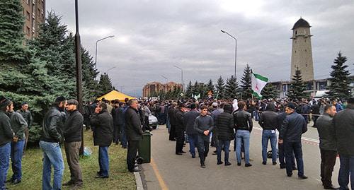 Участники митинга в Магасе. 5 октября 2018 г. Фото: Умар Йовлой для "Кавказского узла" Участники митинга в Магасе. 5 октября 2018 г. Фото: Умар Йовлой для "Кавказского узла"
