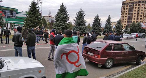 Участники митинга в Магасе. 5 октября 2018 г. Фото: Умар Йовлой для "Кавказского узла" Участники митинга в Магасе. 5 октября 2018 г. Фото: Умар Йовлой для "Кавказского узла"