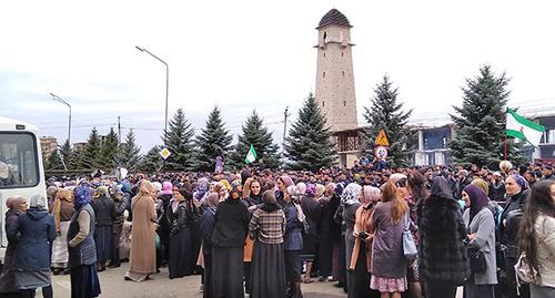 Участники митинга, собравшиеся на центральной площади в Магасе. 5 октября 2018 г. Фото: Умар Йовлой для "Кавказского узла" Участники митинга, собравшиеся на центральной площади в Магасе. 5 октября 2018 г. Фото: Умар Йовлой для "Кавказского узла"
