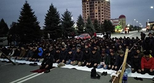 Протестующие в Магасе молятся на площади. Фото предоставлено "Кавказскому узлу" Якубом Гогиевым. Протестующие в Магасе молятся на площади. Фото предоставлено "Кавказскому узлу" Якубом Гогиевым.