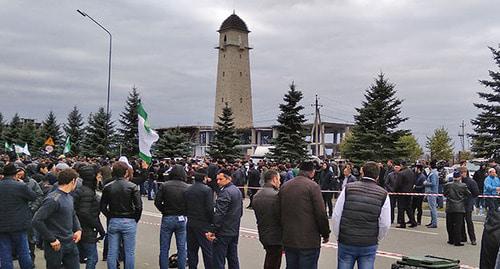 Участники митинга в Магасе. 5 октября 2018 г. Фото: Умар Йовлой для "Кавказского узла" Участники митинга в Магасе. 5 октября 2018 г. Фото: Умар Йовлой для "Кавказского узла"